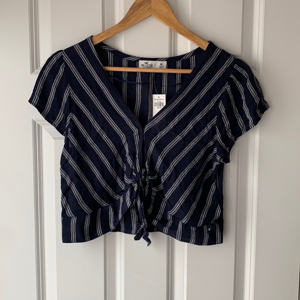 NWT H&M cropped blouse. Size medium. Navy with white stripe.
